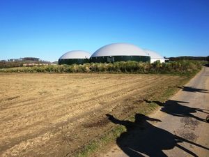 Anlagen zur Erzeugung von Biogas: liefern Strom (Foto: pixelio.de, Paulwip)