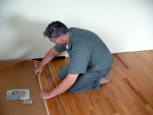 Boden verlegen: Laien suchen nach Video-Anleitungen (Foto: schemmi/pixelio.de) Boden verlegen: Laien suchen nach Video-Anleitungen (Foto: schemmi/pixelio.de)