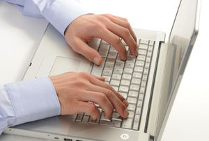 Schreiben: Online sind viele Kunden nicht ehrlich (Foto: Jorma Bork/pixelio.de)