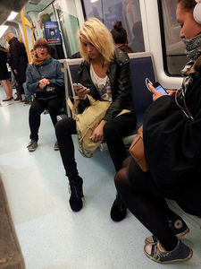 Handys in der U-Bahn: Risiko für die Nutzer (Foto: Stig Nygaard, flickr.com)