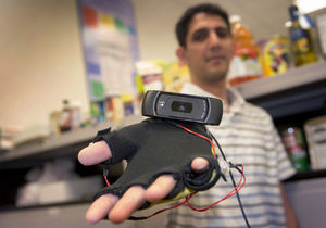 Third Eye-VI: System mit Kamera und Handschuh (Foto: Patrick Mansell)