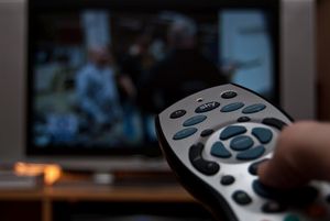 Fernbedienung: TV-Anbieter büßen Umsätze ein (Foto: flickr.com/Iain Watson)