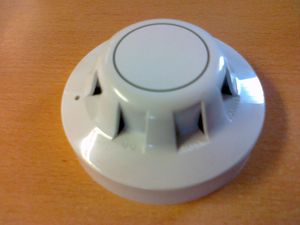 Rauchmelder: schon bald mit 2D-Phosphanen hergestellt (Foto: wikimedia.org) Rauchmelder: schon bald mit 2D-Phosphanen hergestellt (Foto: wikimedia.org)