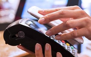 Kontaktloses Bezahlen via Handy: wird immer mehr angenommen (Foto: bitkom.org)