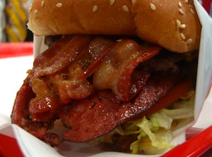 Cholesterin-Bombe: Herzleiden nach fettem Essen (Foto: flickr.com/eric molina)
