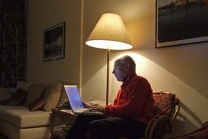 Senior online: kann im Web frei über Sex sprechen (Foto: R. Sturm, pixelio.de)