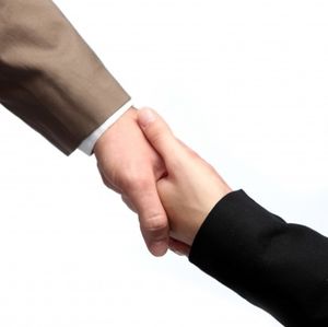 Händedruck: Start-ups brauchen gute Kräfte (Foto: K. Gastmann, pixelio.de) Händedruck: Start-ups brauchen gute Kräfte (Foto: K. Gastmann, pixelio.de)