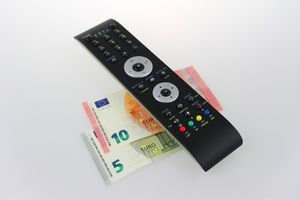 Fernbedienung auf Geld: Pay-TV bleibt gefragt (Foto: pixelio.de/Marc Boberach) Fernbedienung auf Geld: Pay-TV bleibt gefragt (Foto: pixelio.de/Marc Boberach)