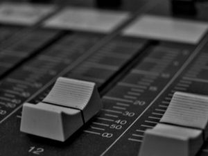 Tonregler: gestiegene Qualität kaum hörbar (Foto: Manuel Paulus/pixelio.de) Tonregler: gestiegene Qualität kaum hörbar (Foto: Manuel Paulus/pixelio.de)