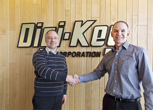 Bernhard Huber (Micronas) und David Stein (Digi-Key) (Foto: Micronas)