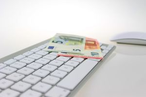 Geld: Schlechter Service selten beanstandet (Foto: Marc Boberach/pixelio.de)