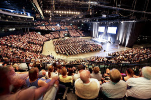 1436 KV-Absolventen erhielten im Hallenstadion ihr Abschlusszeugnis (KVZBS)