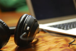 Kopfhörer: Kaum zahlende Kunden für Musikstreaming (Foto:P.Teus, pixelio.de) Kopfhörer: Kaum zahlende Kunden für Musikstreaming (Foto:P.Teus, pixelio.de)