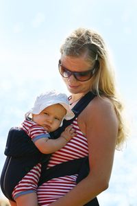 Mutter mit Kind: Verreisen ohne Gepäck (Foto: pixelio.de/Daniel Kocherscheidt)