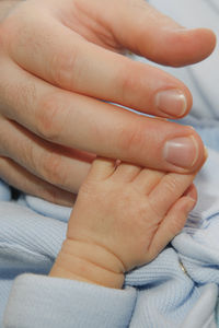 Hände: Gewichtszunahme bei Vätern vorprogrammiert (Foto: pixelio.de/Q.pictures) Hände: Gewichtszunahme bei Vätern vorprogrammiert (Foto: pixelio.de/Q.pictures)