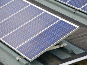 Solarmodule: könnten bald umweltschonender werden (Foto: pixelio.de, FotoHiero)