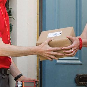 Paketlieferung: Geschäft mit Briefen schwächelt (Foto: pixelio.de/Rike) Paketlieferung: Geschäft mit Briefen schwächelt (Foto: pixelio.de/Rike)