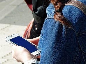 Teen mit Handy: Viele verbringen zu viel Zeit im Web 2.0 (Foto: Lupo/pixelio.de)