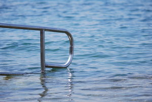 Geländer im Wasser: Ozeanzyklen wichtig (Foto: pixelio.de, Elke Barbara Bachler)