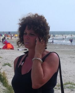 Telefonieren am Strand: Anrufe aus Urlaub gängig (Foto: pixelio.de/Klaus Steves)