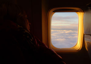 Im Flugzeug: Jetsetter leiden oft unter Stress (Rainer Sturm/pixelio.de)