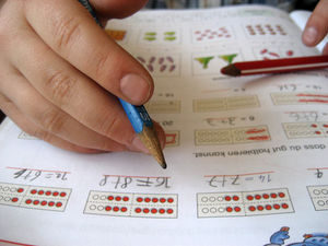 Schularbeit: Vielen Schülern fehlt der Schlaf (Foto: Alexandra H./pixelio.de) Schularbeit: Vielen Schülern fehlt der Schlaf (Foto: Alexandra H./pixelio.de)