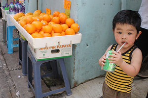 Kind mit Softdrink: Minderheiten im Werbefokus (Foto: flickr.com/istolethetv)