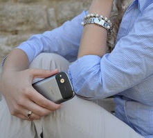 Sitzen mit Handy: könnte zu Schocks führen (Foto: Joachim Kirchner, pixelio.de) Sitzen mit Handy: könnte zu Schocks führen (Foto: Joachim Kirchner, pixelio.de)