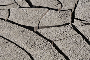 Ausgetrockneter Boden: Italien stark betroffen (Foto: pixelio.de, Kurt Michel)