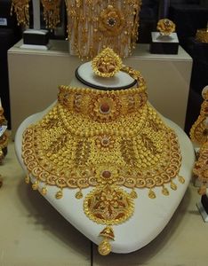 Schmuck: Viele Inder geben Geld für Luxus aus (Foto: pixelio.de, Helga Hauke)