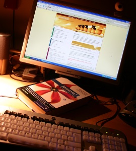 Buch und PC: Nur eines davon macht schlau (Foto: Uwe Steinbrich, pixelio.de)