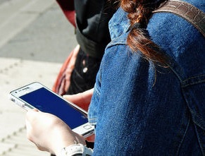 Schülerin mit Smartphone: starkes Suchtpotenzial (Foto: pixelio.de, Lupo)