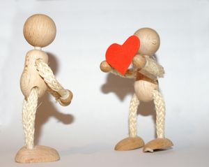 Herz verschenken: Nutzer flunkern oft (Foto: pixelio.de/Stephanie Hofschlaeger)
