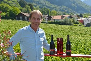 Peter Wegelin mit Siegerwein und Medaille (Foto: Wegelin Scadenagut)