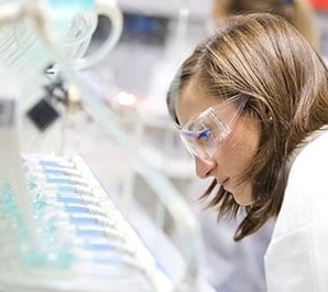Vorbereitungen im Labor: Forschung zielt auf Tumore ab (Foto: unige.it)