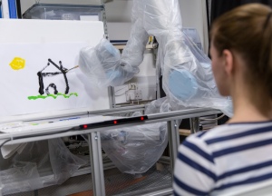 Im Labor: Roboterarm malt Landschaftsbild (Foto: imperial.ac.uk)