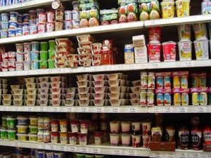 Supermarktregal: noch gesündere Waren möglich (Foto: pixelio.de, Kunstart.net)