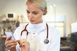 Ärztin nutzt Smartphone: Datenschutz-Risiko (Foto: Helge V. Keitel, flickr.com)