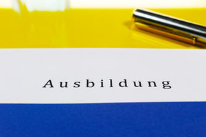 Ausbildung: Lehrer teilen Lehrmaterialien miteinander (Foto: pixelio.de/I-vista)