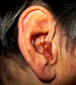 Hörgerät: Schwerhörigkeit könnte bald heilbar sein (Foto: pixelio.de/grey 59)