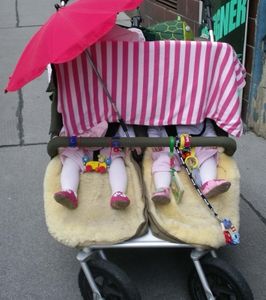 Kinder: Abgedeckte Wagen sind gefährlich (Foto: wahe/pixelio.de) Kinder: Abgedeckte Wagen sind gefährlich (Foto: wahe/pixelio.de)