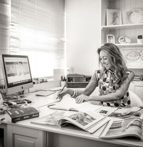 Frau am Schreibtisch: Sie hilft anderen Frauen im Netz (Foto: pinktrotters.com) Frau am Schreibtisch: Sie hilft anderen Frauen im Netz (Foto: pinktrotters.com)