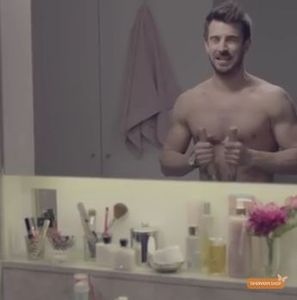 Mann mit Heckenschere: Kein Rasierer zur Hand (Foto: Screenshot)