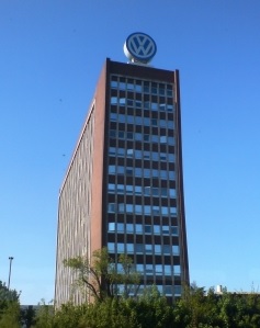 VW-Turm in Wolfsburg: Skandal hat zig Opfer (Foto: pixelio.de, Rolf Krekeler)