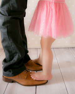 Vater-Tochter: Sie stimmt ihn milde (Foto: pixelio.de/www.helenesouza.com)