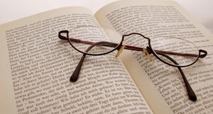 Brille: Neues Medikament gegen Sehschwäche (Foto: Dorothea Jacob/pixelio.de)