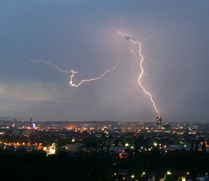 Megablitz: kann auch in Aktienkurse einschlagen (Foto: Uwe Schwarz, pixelio.de)