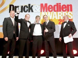 Strahlende Gewinner des Druck&Medien Award: die Zeitungsdrucker des Jahres 2015