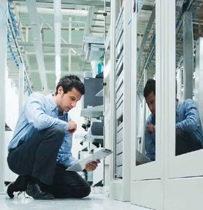 Bei der Arbeit: Bechtle wächst zweistellig (Foto: bechtle.de)
