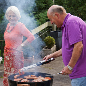 Grillen: Wenn sie dabei ist, isst er mehr (Foto: pixelio.de/Rainer Sturm)